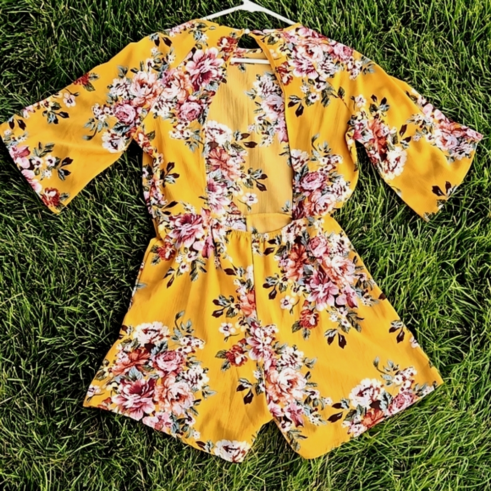 LIKE NEW!! Floral Romper - Picture 4 of 4